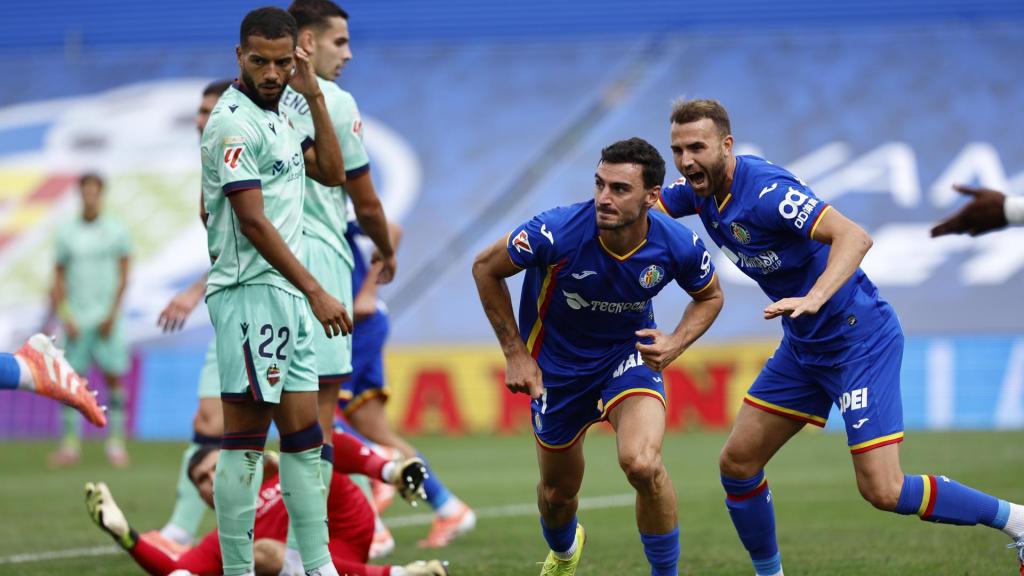 Juan Iglesias y Borja Mayoral celebran el gol del empate ante el Levante.