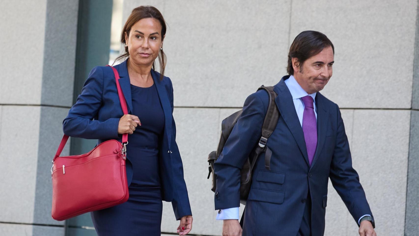 La ex presidenta de Adif, Isabel Pardo de Vera (i), a su llegada a declarar como imputada por el ‘caso Koldo’ en la Audiencia Nacional (AN), a 21 de julio de 2025, en Madrid.