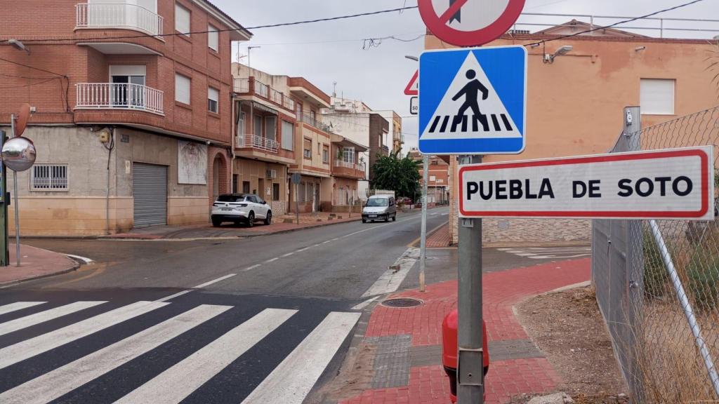 La entrada a la calle Mayor de la Puebla de Soto donde se lanzaron carreterillas en las pasadas fiestas.
