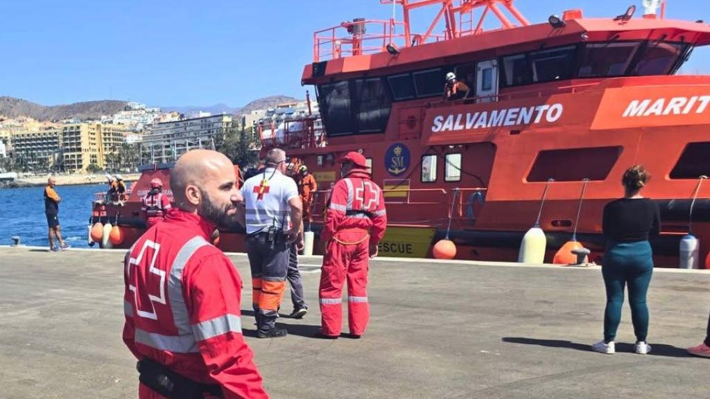 Efectivos de Cruz Roja y Salvamento Marítimo implicados en el rescate de Lionel.