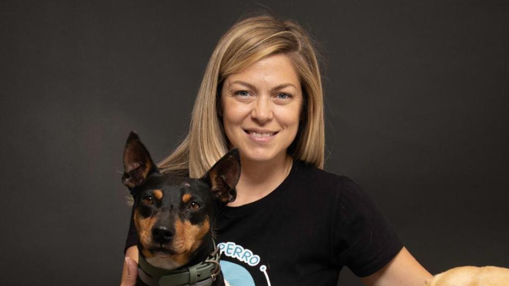 Ana Jiménez con su perro.