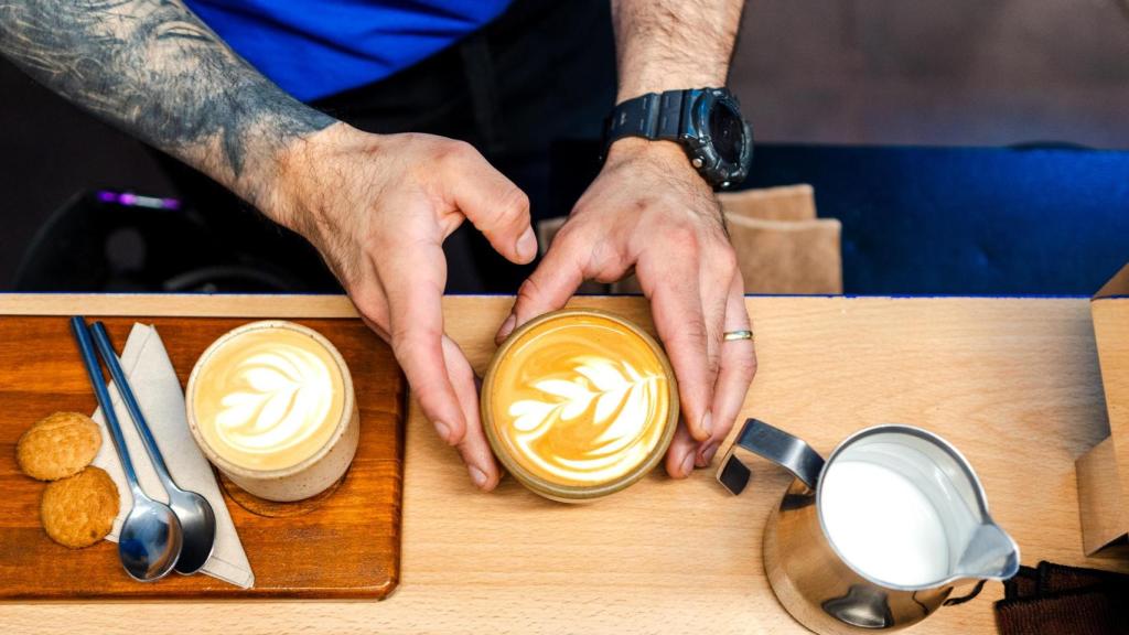 Un barista con una taza de café.