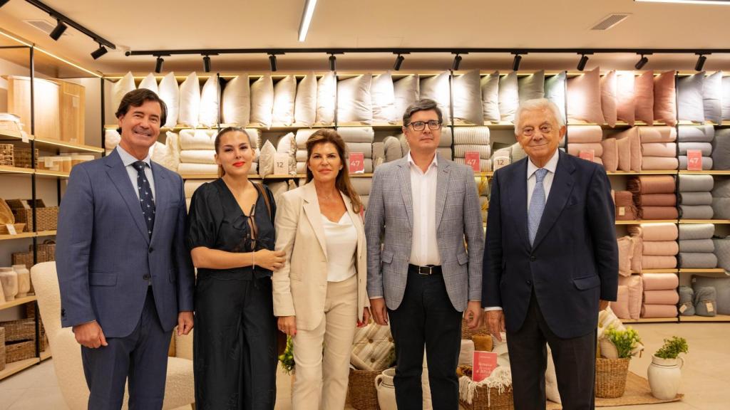 De izquierda a derecha: Miguel Rus, presidente de la Confederación de Empresarios de Sevilla; Marina Hernández, del Área de Dirección de Marketing de Tramas Home; Margarita Reguera, fundadora de Tramas Home; el delegado municipal de Movilidad del Ayuntamiento de Sevilla, Álvaro Pimentel y el presidente de la Cámara de Comercio de Sevilla, Francisco Herrero.