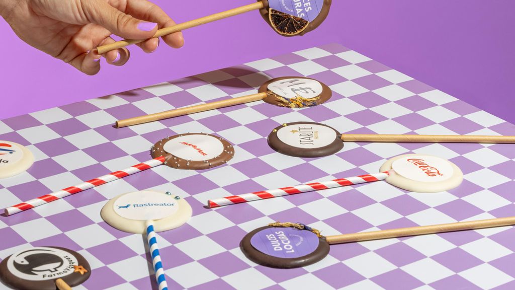 Piruletas de chocolate para diferentes marcas de Dulces Locuras.