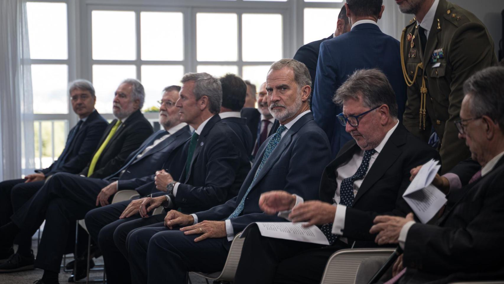 El Rey Felipe VI (c) durante la inauguración del 'Foro La Toja - Vínculo Atlántico', en el Eurostars Gran Hotel La Toja, a 2 de octubre de 2025, en O Grove, Pontevedra