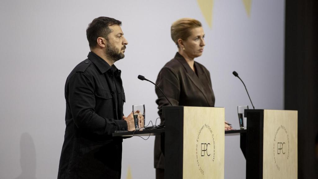 El presidente de Ucrania, Volodímir Zelenski, y la primera ministra danesa, Mette Frederiksen, durante la rueda de prensa final de la reunión de la Comunidad Política Europea