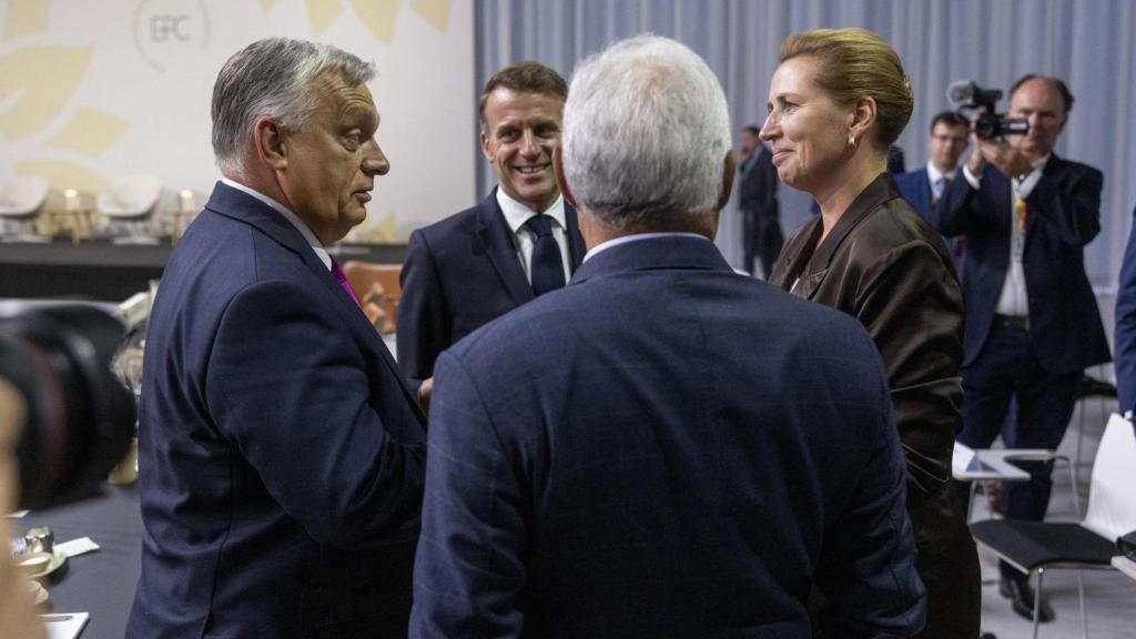 El primer ministro húngaro, Viktor Orbán; el presidente francés, Emmanuel Macron; y la primera ministra danesa, Mette Frederiksen, durante la cumbre de este jueves en Copenhague