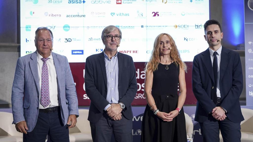 Alfonso Atela Bilbao, secretario de la Asociación Española de Derecho Sanitario (AEDS) y abogado del Colegio de Médicos de Bizkaia (CMB) y del Consejo de Colegios de Médicos del País Vasco (CCMPV); Carlos Represas Vázquez, director de Innovación de PROMEDE; Marta Canales Gantes, magistrada de la Sección Sexta de la Audiencia Provincial de A Coruña; y Emilio Perino Nevado, perito médico de Relyens en España.