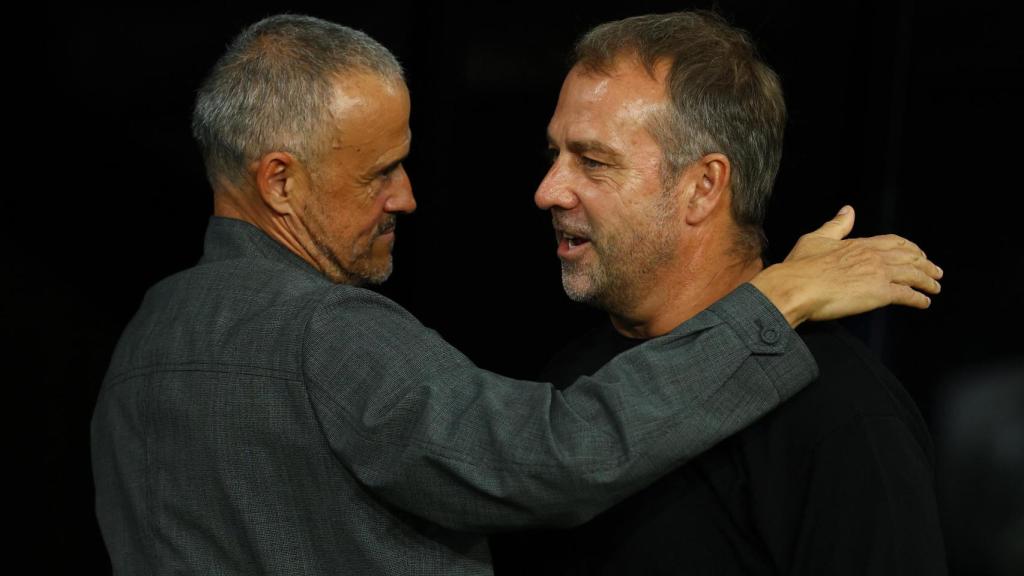 Luis Enrique y Hansi Flick se saludan antes del inicio del partido.