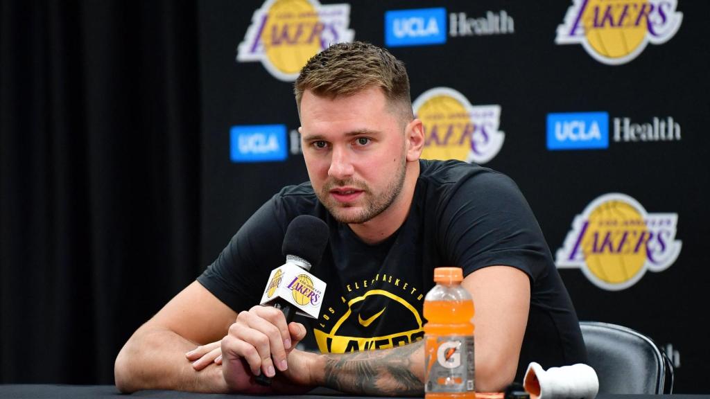 Luka Doncic atiende a los medios en el 'media-day' de los Lakers.