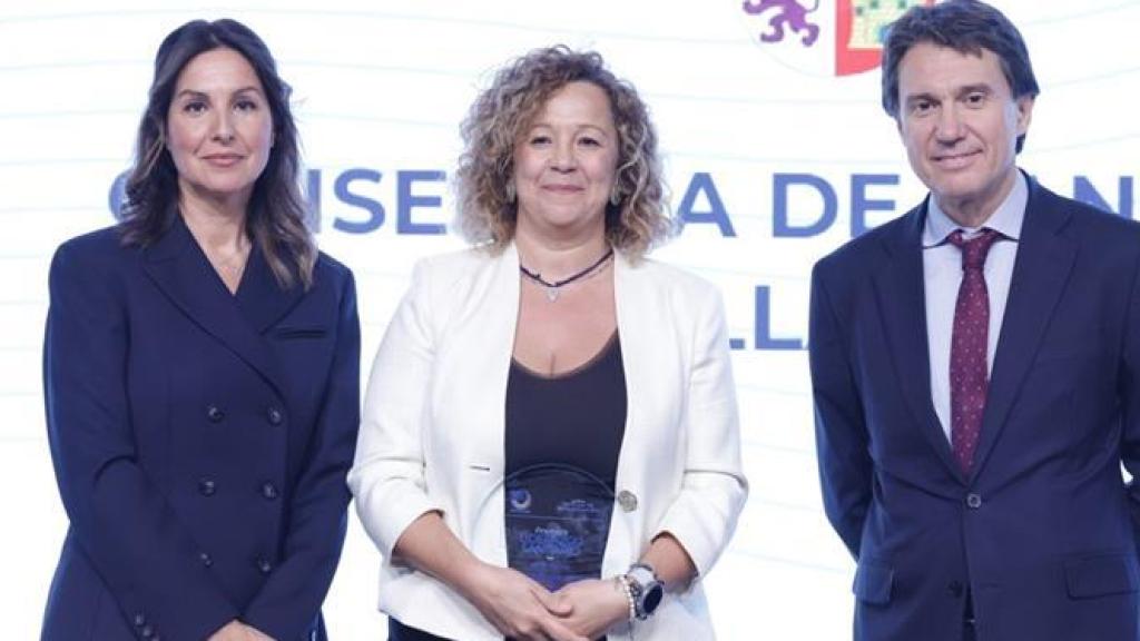 Premio en Salud Mental a la Consejería de Sanidad de Castilla y León recoge Silvia Fernández,directora general de asistencia sanitaria y Humanización de CyL