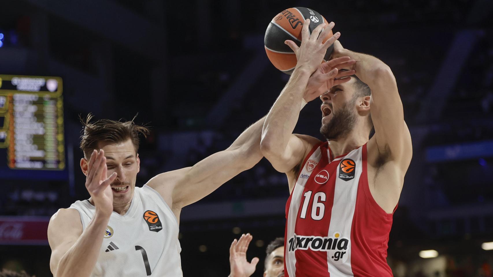Kostas Papanikolaou lucha por con el balón con David Krämer.