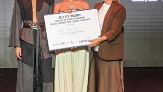 . La consejera de Industria, Comercio y Empleo, Leticia García, entrega el premio del Concurso de Jóvenes Diseñadores de Castilla y León a la vallisoletana
