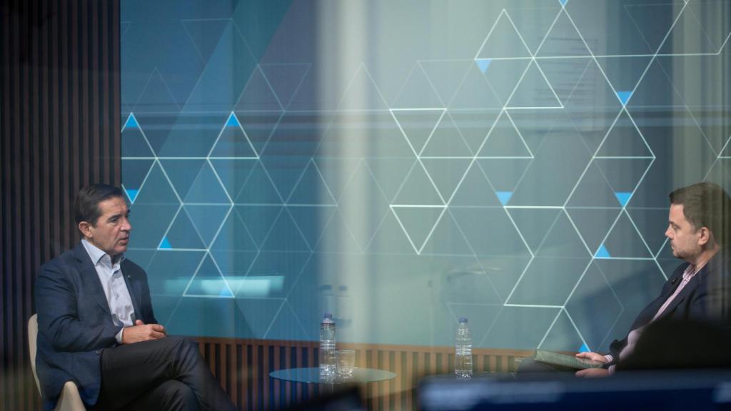 Carlos Torres, presidente del BBVA, durante la entrevista con Arturo Criado, subdirector de EL ESPAÑOL-Invertia.
