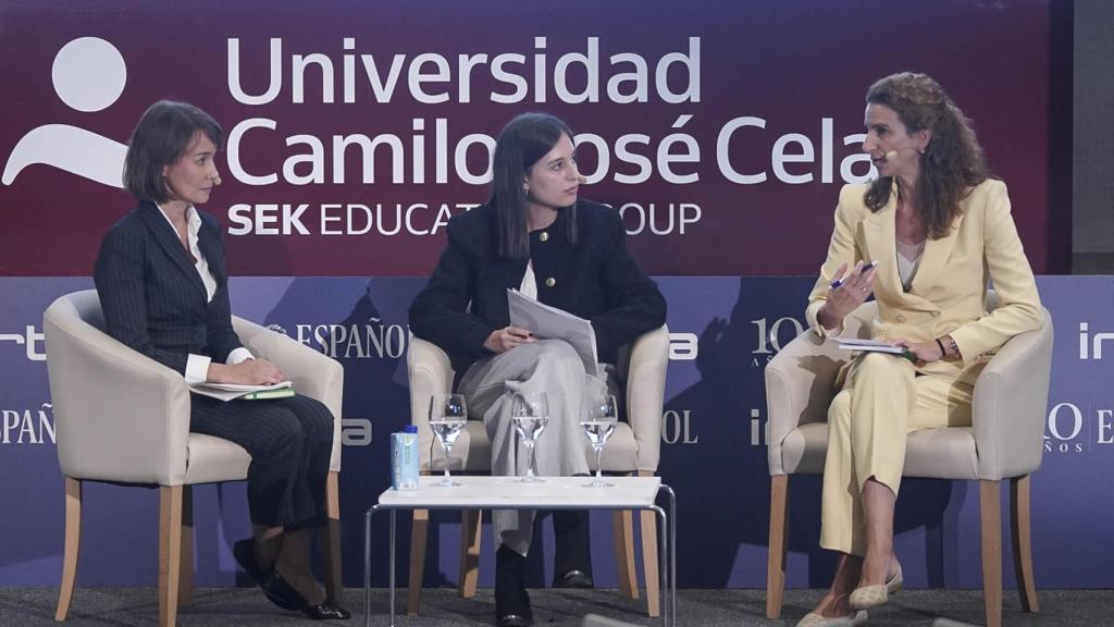 Raquel Coca, Victoria Villafranca (periodista de EL ESPAÑOL) y Leticia Fernández-Friera.