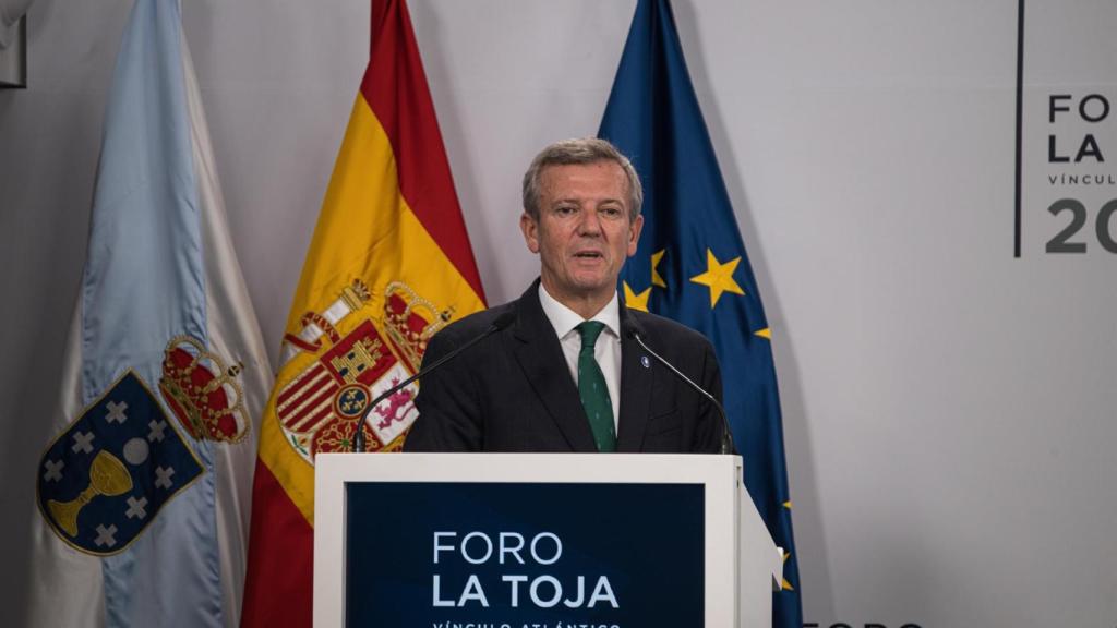 El presidente de la Xunta de Galicia, Alfonso Rueda, interviene durante la inauguración del 'Foro La Toja - Vínculo Atlántico'