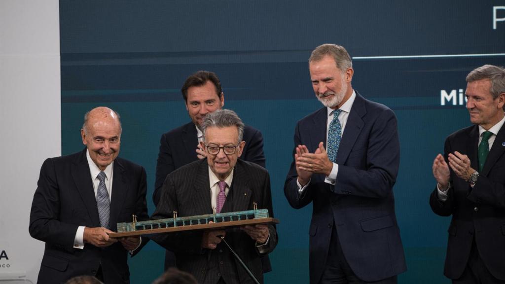 El Rey Felipe VI entrega el Premio Foro La Toja 2025 a Miquel Roca y Miguel Herrero y Rodríguez de Miñón, 'padres' de la Constitución