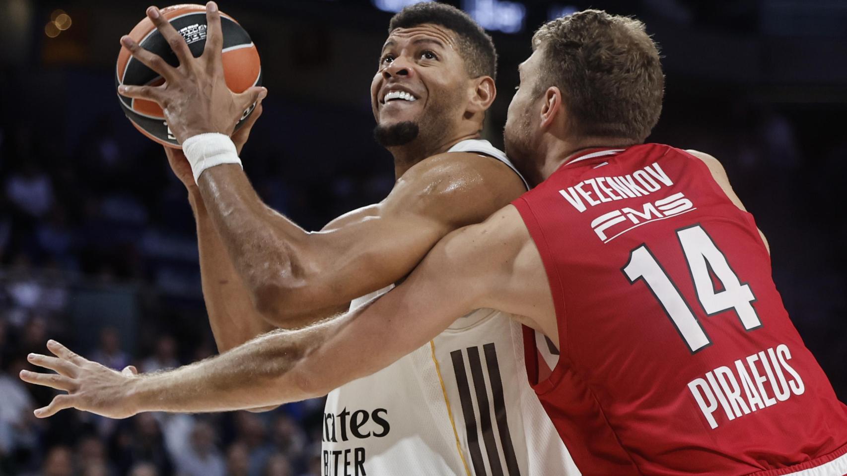 Tavares lucha con Vezenkov durante el partido.