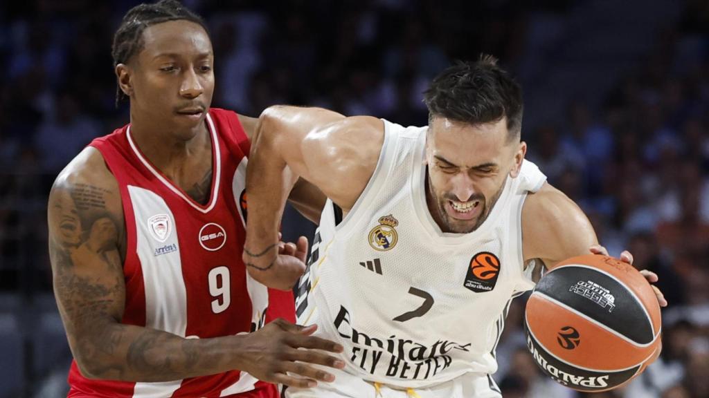 Campazzo conduce el balón mientras es presionado por Saben Lee.