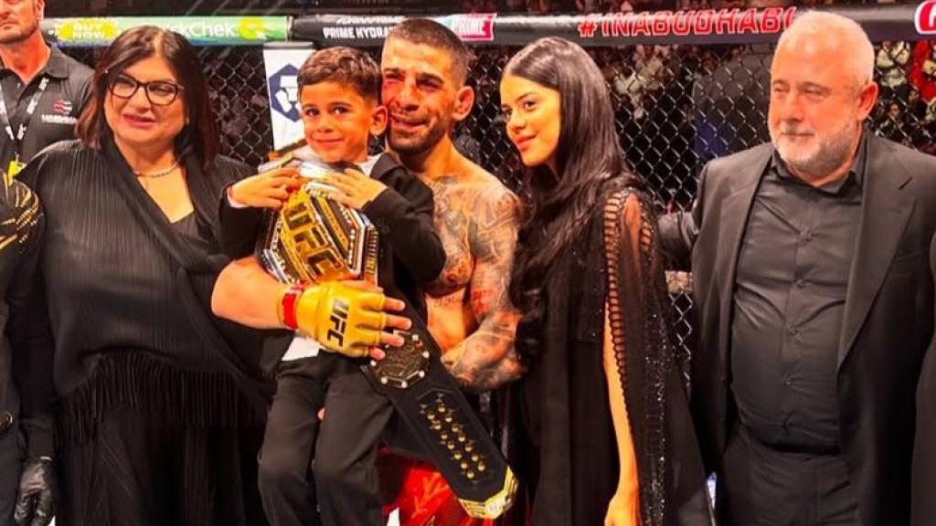 Ilia Topuria celebrando su título de la UFC junto a su madre Inga, a la izquierda, y el resto de su familia