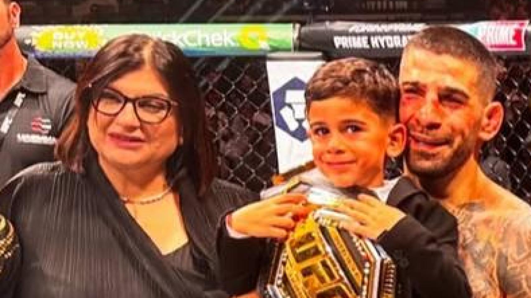 Ilia Topuria celebrando su título de la UFC junto a su madre Inga, a la izquierda, y el resto de su familia