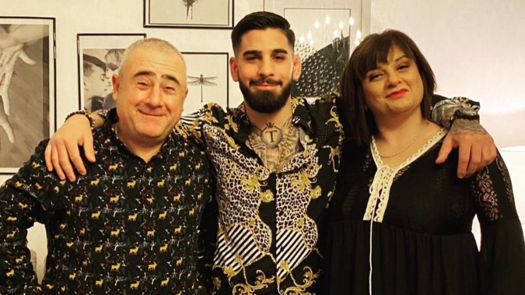 Ilia Topuria, junto a su padre Zaza y su madre Inga, en una foto de archivo