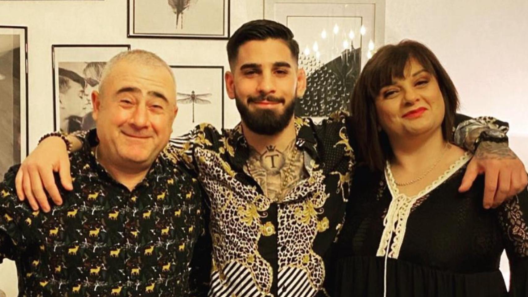 Ilia Topuria, junto a su padre Zaza y su madre Inga, en una foto de archivo
