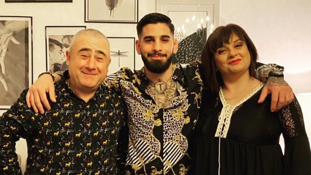 Ilia Topuria, junto a su padre Zaza y su madre Inga, en una foto de archivo