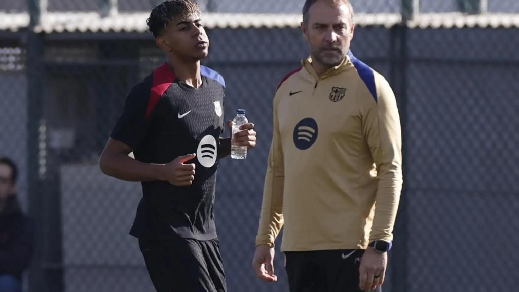 Hansi Flick y Lamine Yamal, en el entrenamiento previo al Barça-Valencia.