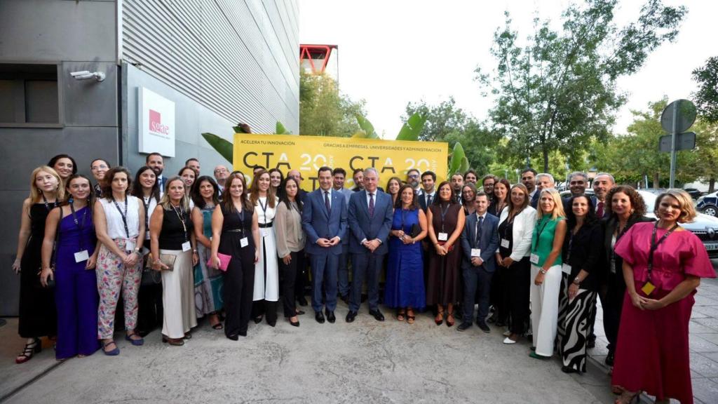 Miembros de la CTA junto al presidente de la Junta, Juanma Moreno, y el alcalde de Sevilla, José Luis Sanz.