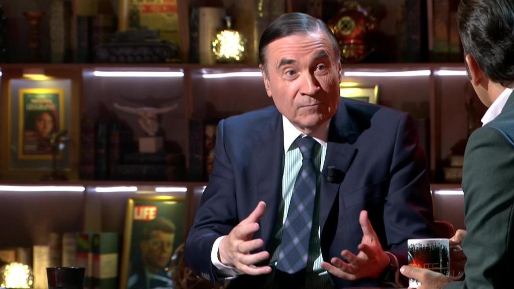 Pedro J. Ramírez conversa con Iker Jiménez, este jueves, en el plató de 'Horizonte'.