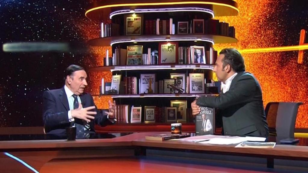 Pedro J. Ramírez conversa con Iker Jiménez, este jueves, en el plató de 'Horizonte'.