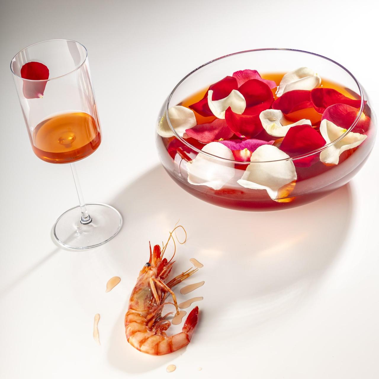 La gamba roja y su consomé de rosas.