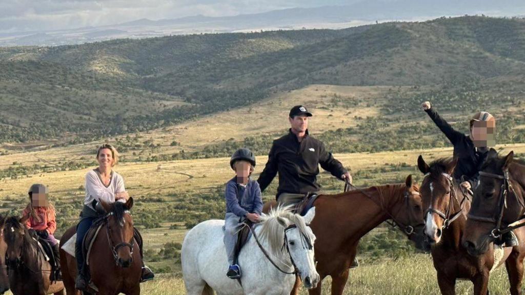 Elsa Pataky con su marido y sus hijos a caballo. Imagen de redes sociales.