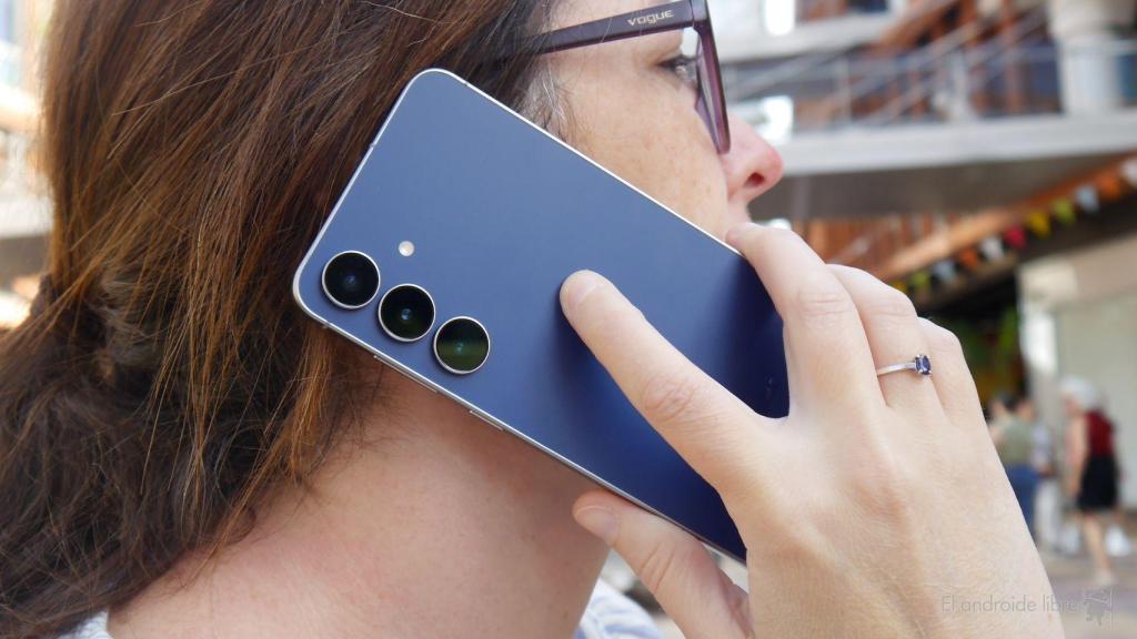 Una mujer hablando por teléfono