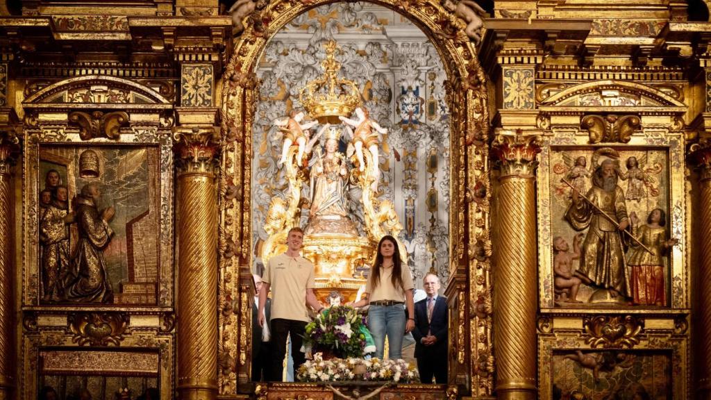 Alberto Díaz y Elena Moreno en el camarín de la Virgen de la Victoria