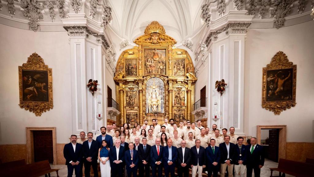 La plantilla del Unicaja delante de la Virgen de la Victoria, patrona de Málaga