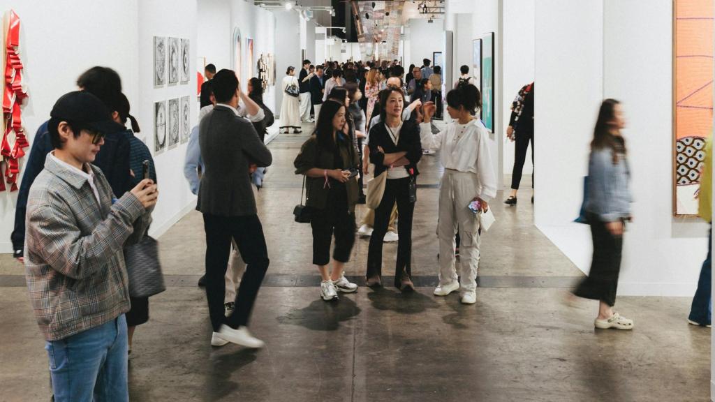 Imagen de archivo de unos visitantes en una exposición de arte.