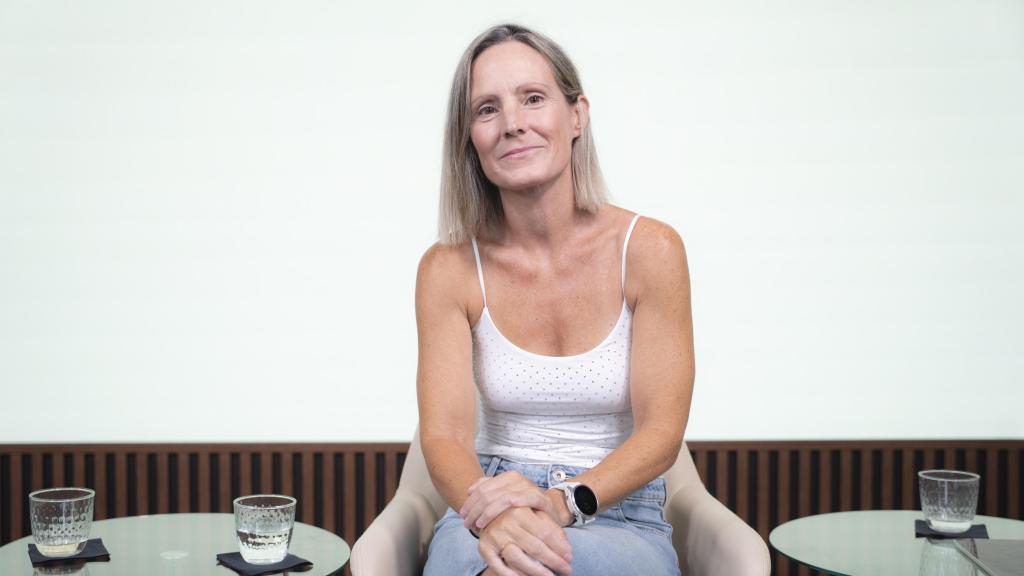 Marimi García posa ante la cámara durante la grabación de 'Arréglate que nos vamos'.