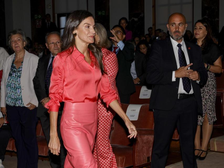 La Reina ha elegido un ''total look' coral.