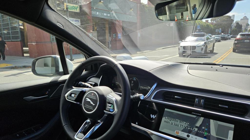 Interior del robotaxi de Waymo circulando frente a otro coche autónomo de la marca en San Francisco