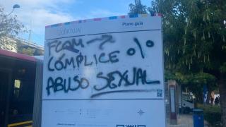 Una de las pintadas en las inmediaciones de la Facultad de Comunicación de la US.