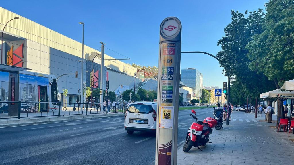 Parada del tranvibús frente al centro comercial de Nervión.