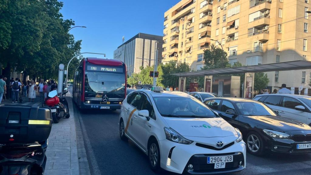 El tranvibús llegando a la parada de Luis de Morales.