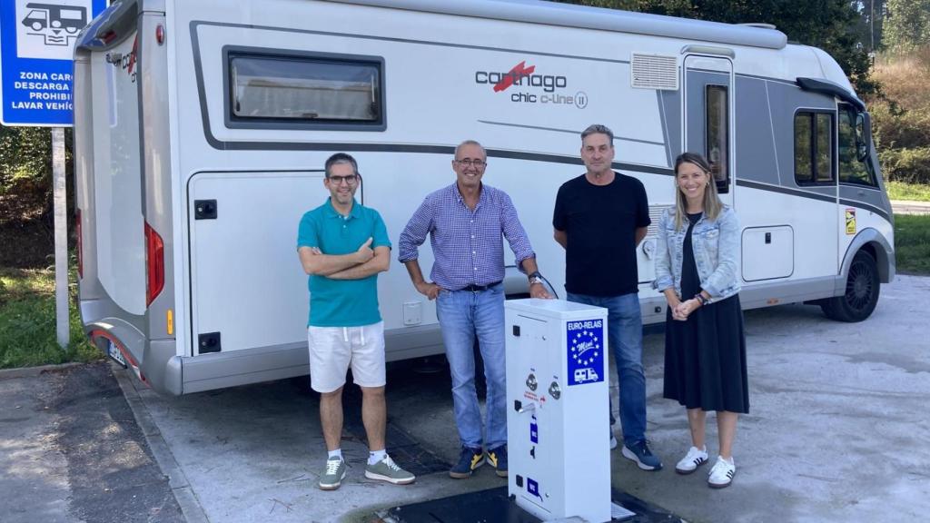 El alcalde de Nigrán, Juan González, junto a miembros de la Asociación Galega de Autocaravanistas