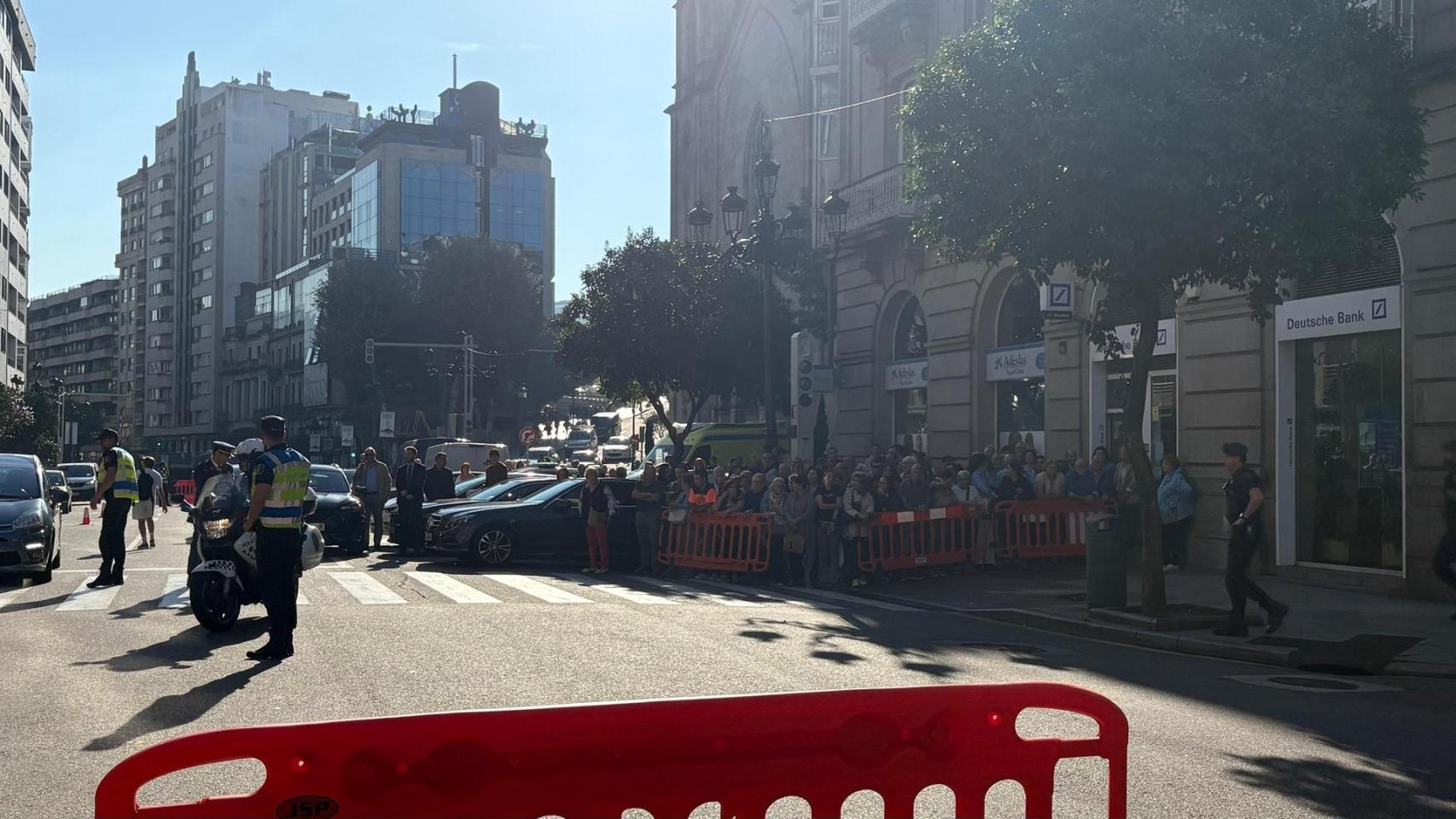 Decenas de personas tras las vallas instaladas por el Día de la Policía