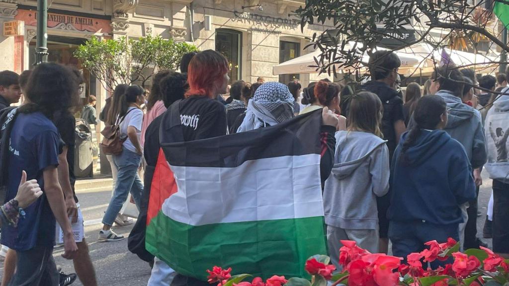 Dos manifestantes en Vigo en apoyo al pueblo palestino y contra el genocidio