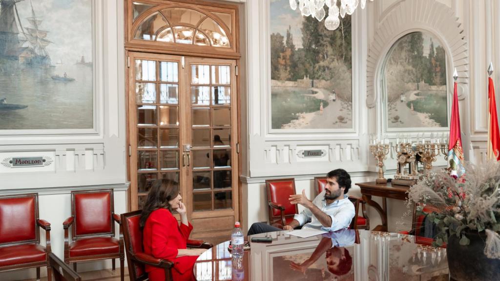 Un momento de la entrevista celebrada en la sala Manuel Azaña del Ateneo de Madrid.