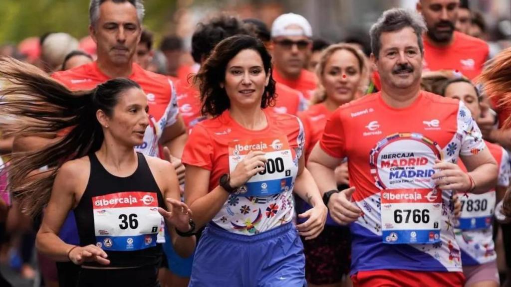 Isabel Díaz Ayuso en una carrera de Madrid, acompañada de varios consejeros.