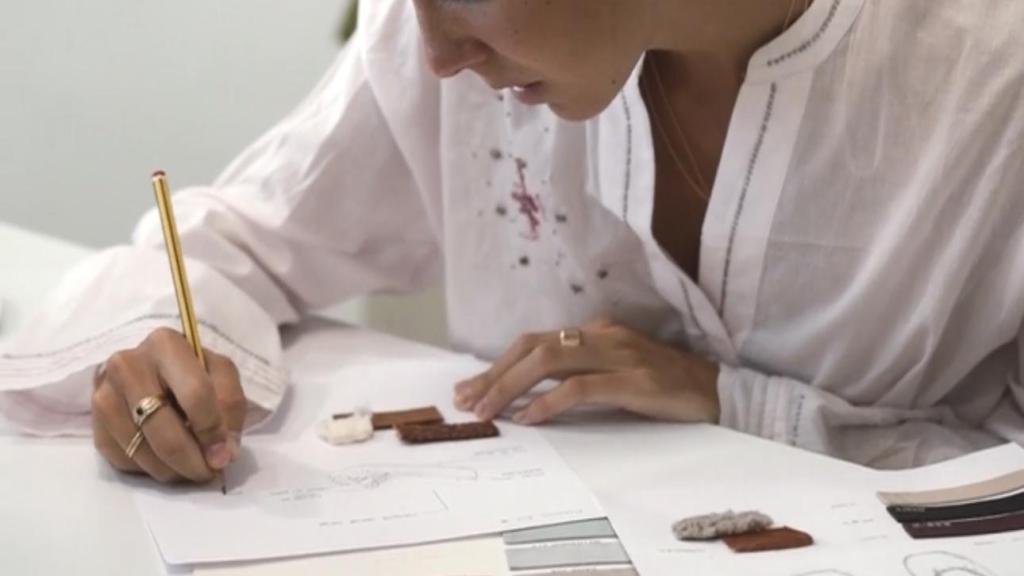 La joven gestiona todo el proceso.